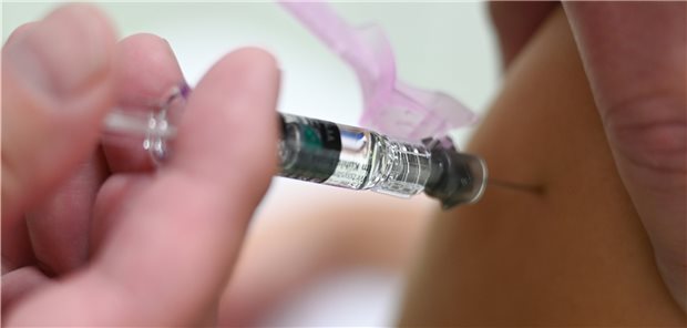 Corona: Hausärzte für zwei Impfungen an einem Termin In den einen Oberarm die Influenza-Impfung, in den anderen die Corona-Impfung? Noch gibt es keine offizielle Empfehlung der STIKO dazu.