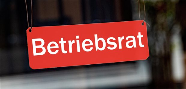 Schild im Fenster mit der Aufschrift "Betriebsrat"