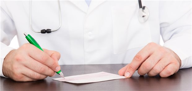 Schaden durch Fehlverhalten im Gesundheitswesen so hoch wie nie Ein Arzt füllt ein Rezept aus.