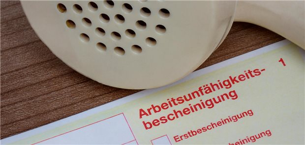 Eine AU vor einem alten Telefonhörer