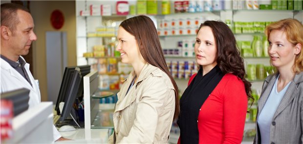 In der Apotheke besteht auch künftig keine Pflicht, ein elektronisches Rezept vorzuzeigen. Es genügt auch dessen signierter Ausdruck.