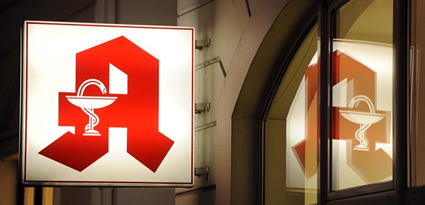 Von wegen 'stille Nacht' In der Apotheke brennt noch Licht.
