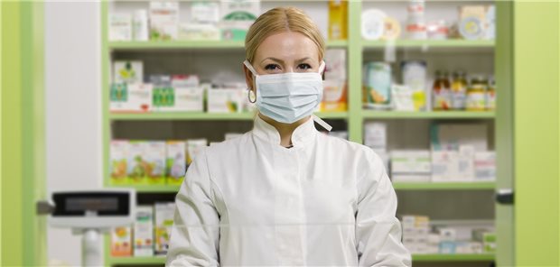 In der Apotheke erfolgt die Anamnese und dem Patienten wird ein 24-Stunden EKG angelegt. (Symbolbild mit Fotomodell)