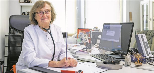 In der Arztpraxis von Sanitätsrätin Annelies Roloff, Fachärztin für Innere Medizin und Hausärztin, in einem Plattenbaugebiet in Berlin Lichtenberg.