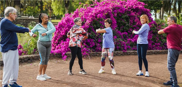 Großbritannien: „Sport auf Rezept“ für Senioren ist voller Erfolg Senioren treiben Sport im Park