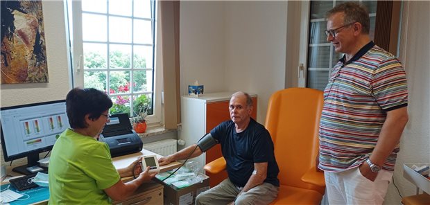 In der Hausarztpraxis von Dr. Jan Anastassis Skuras misst Schwester Andrea Fritsch bei Patient Reiner Künzel den Blutdruck.