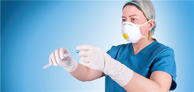 Bundesregierung: KVen immer zu fehlerhaften Schutzmasken informiert In der Hochphase der Pandemie wurden wohl auch Masken ausgeliefert, die Mängel aufwiesen (Symbolbild mit Fotomodell).