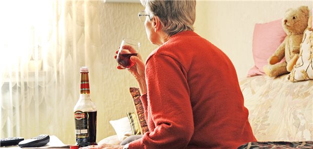 Alkoholkrank in der Pandemie: Mehr Elend, schlimme Fälle In der Isolation wächst die Versuchung, die Sorgen mit Alkohol zu überdecken. (Symbolbild mit Fotomodell)