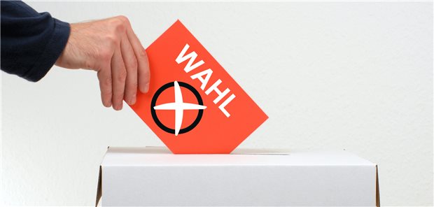 Neuer KV-Vorstand in Mecklenburg-Vorpommern gewählt Rote Wahlkarte wird in eine Wahlbox gesteckt.