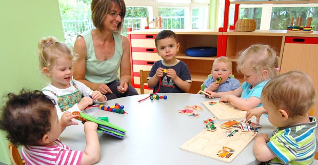 Kliniken locken mit Kinderbetreuungsoption In der Kita des Klinikbetreibers Gesundheit Nordhessen werden Kinder im Alter von sechs Monaten bis zu dreieinhalb Jahren betreut. Hier kümmert sich Erzieherin Andrea Wolf um Kinder der "Mäusegruppe".