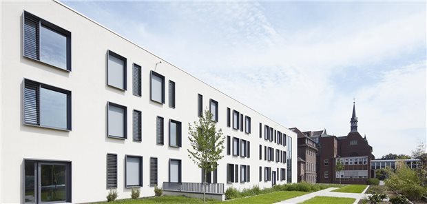 In der Klinik Königshof in Krefeld werden Menschen mit psychischen Erkrankungen behandelt. Die digitale Terminvergabe über Doctolib senkt eine Hemmschwelle: Es fällt leichter, mit wenigen Klicks einen Termin zu buchen, als im direkten Gespräch am Telefon.