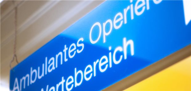 Hinweis-Schild auf den Wartebereich in einem Op-Zentrum