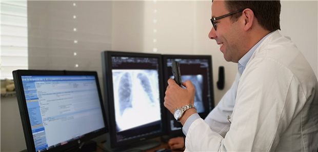 In der Klinik arbeitet derweil Dr. Paul Martin Bansmann, Chefarzt des Instituts für Diagnostische und Interventionelle Radiologie des Krankenhauses Porz am Rhein.