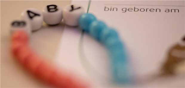 2023: Das Gros des Geburtsgeschehens konzentriert sich auf die Wochentage In der Klinik für Frauenheilkunde und Geburtshilfe des Universitätsklinikums in Ulm liegt ein neues Kettchen für ein Baby bereit.