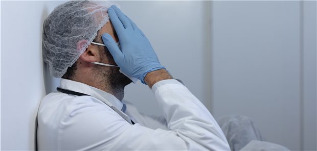 In der Klinik mit Corona infiziert? Gerade im Gesundheitswesen nehmen die Verdachtsmeldungen auf eine beruflich erworbene COVID-19-Erkrankung zu – so wie auch die Zahl der bestätigten Fälle.