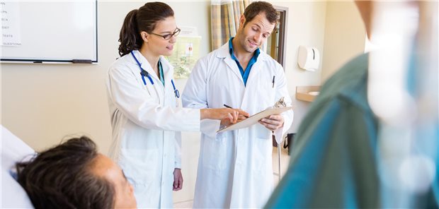 In der Klinik wird viel dokumentiert. Die Patientenversorgung leide unter Bürokratie und Regulierung, findet die Deutsche Krankenhausgesellschaft.