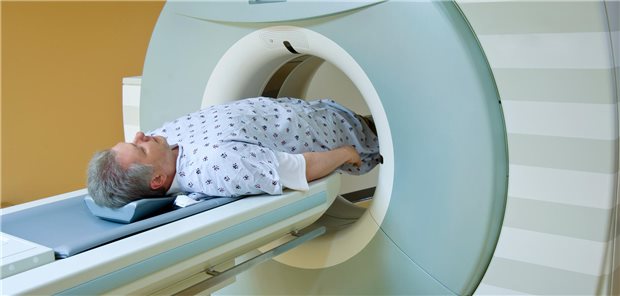 Ein Mann erhält eine multiparametrische Magnetresonanztomografie des Unterleibes zum Screening auf Prostatakrebs.