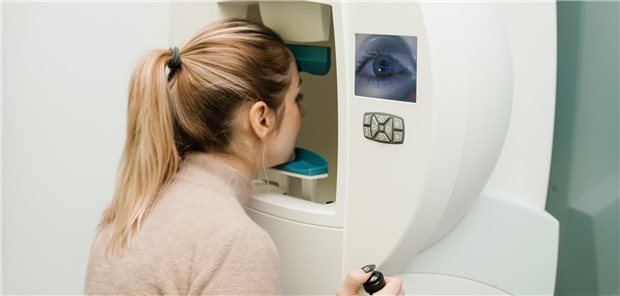 Perimetrie-Augentest für frühe Anzeichen eines Glaukoms bei einer Patientin in der Augenklinik