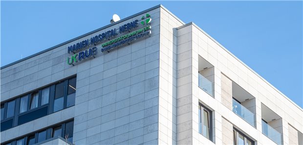 Zoff ums Kopftuch: Studierende beklagen Diskriminierung an Uni-Klinik Das Logo der RUB Universitätsklinik ist am Hauptgebäude des Marien Hospital in Herne