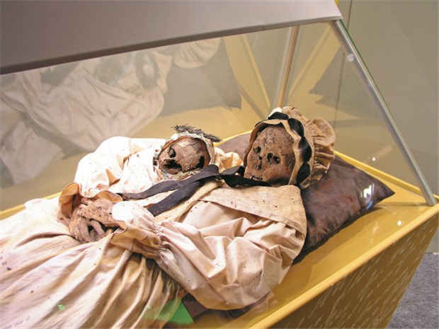 Mumien - die Kunst, Körper zu verewigen In der Krypta einer ungarischen Kirche wurden die mumifizierten Leichen einer Mutter mit ihrem Neugeborenen entdeckt. © Sepulkralmuseum, Kassel