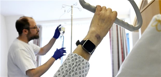 In der Langzeitpflege sei die Qualifizierung von Pflegehilfskräften auf dem Qualifikationsniveau (QN) 3 in hohem Umfang notwendig, da hier der größte Personalaufbau erfolgen müsse, betont Gastautorin Vera Lux.
