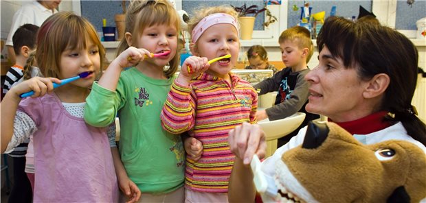 Landeszahnärztekammer-Präsident befürchtet mehr Karies bei Kindern In der Pandemie eine eher seltene Aktion: Prävention in der Lebenswelt Kita – Eine Zahnärztin erklärt mittels einer Handpuppe, wie Zähne richtig geputzt werden.