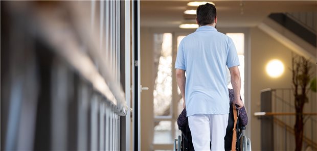 In der Pflege wird jede Hand gebraucht. Anwerbungen im Ausland müssen neben gutem Geld auch attraktive Standortbedingungen bieten.