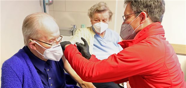 So gut klappt das Corona-Impfen in der Hausarztpraxis In der Praxis von Dr. Fabian Holbe in Neuburg in Mecklenburg-Vorpommern wird bereits der Impfstoff von BioNTech/Pfizer CorminatyTextbaustein: war gegen COVID-19 verimpft.