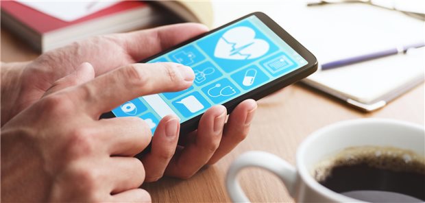 Nahaufnahme von männlichen Händen, die den Smartphone-Bildschirm auf dem eine Online-Gesundheits-App geöffnet ist berühren.