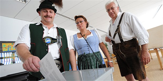 Bayern stimmen gegen den blauen Dunst In der Tracht zum Volksentscheid: Wähler bei der Stimmabgabe im oberbayerischen Amerang.