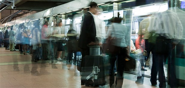 Es wimmelt nur so von Mikroben In der U-Bahn wimmelt es nicht nur von Menschen, sondern auch von Krankheitserregern.