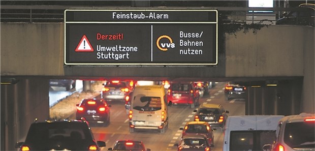 Pneumologen lehnen Grenzwertdebatten über Luftschadstoffe ab In der Umweltzone Stuttgart weist eine Anzeige auf Feinstaub-Alarm hin. Wegen erhöhter Schadstoffwerte drohen hier Dieselfahrverbote.