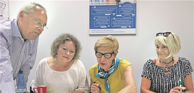 Wie funktioniert das mit der Betreuung aus Polen? In der Warschauer Zentrale: Betreuungskräfte dokumentieren ihre deutschen Einsatzorte auf der Landkarte. Das Kriseninterventionsbüro (links ) ist an sieben Tagen rund um die Uhr besetzt. Die Mitarbeiterinnen beherrschen perfekt Deutsch.
