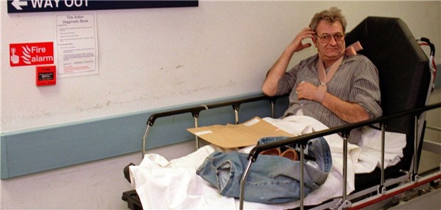 Kranke Briten zahlen die Zeche In der Warteschleife oder schon in Behandlung? Patienten im NHS müssen auch bei schwerer Krankheit manchmal lange warten.