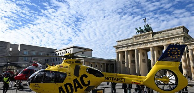 Das Bild zeigt einen Rettungshubschrauber des ADAC bei einer Info-Aktion der Rettungsdienste zur Notfallreform vor dem Brandenburger Tor in Berlin.