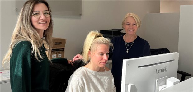 In 2,5 Jahren zur schwarzen Null: KV Berlin eröffnet dritte Eigenpraxis In der dritten Berliner KV-Praxis arbeiten die beiden Ärztinnen Dr. Cana Nizamoglu (links) und Dr. Birgit Petenyi (rechts) sowie MFA Janin Wehle-Marggraf (Mitte).