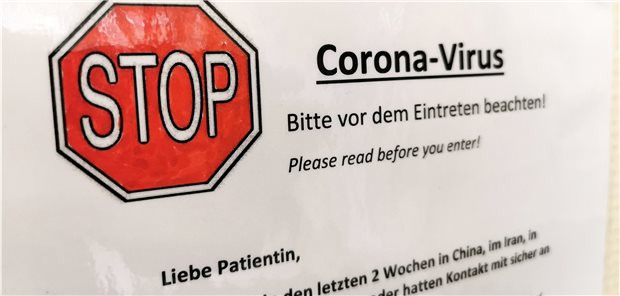 So haben Hausärzte Corona-Patienten im Frühjahr 2020 versorgt In der ersten Phase der Pandemie sind 85 Prozent der mit SARS-CoV-2-infizierten Patienten in ambulanten Praxen versorgt worden. In neun Prozent der Praxen ist es nach einer neuen Studie trotz aller Vorsichtsmaßnahmen zu Infektionsfällen beim Praxispersonal gekommen.