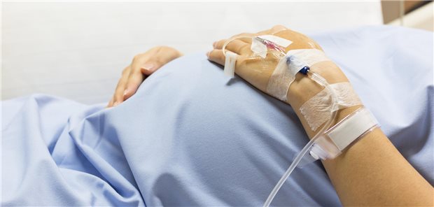 In der gewichteten Analyse war die operative Entfernung der Gallenblase über alle drei Trimester hinweg mit einer um 25 Prozent niedrigeren Rate an Fehl- bzw. Frühgeburten verknüpft. Signifikant war der Unterschied vor allem im letzten Trimenon, mit einem um 55 Prozent niedrigeren Risiko im Vergleich zum primären Operationsverzicht. 