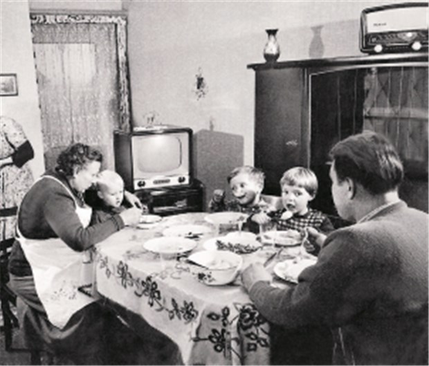 Von der Feuerstelle zum Sternerestaurant In der "guten Stube" der Familie aus den 1950er Jahren darf das TV-Gerät nicht fehlen.