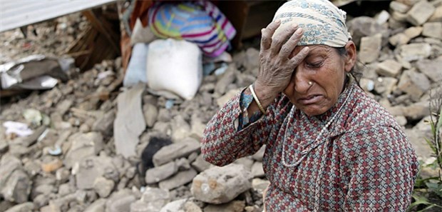 Bargeld statt Decken In der humanitären Hilfe kündigt sich ein Paradigmenwechsel an. Statt Essenspaketen und Planen soll bei Einsätzen wie nach dem schweren Erdbeben in Nepal eher Bargeld verteilt werden.
