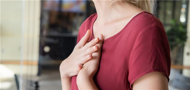 Eine junge Frau, die an der gastroösophageale Refluxkrankheit (GERD) leidet, welche eine häufige Komorbidität bei chronisch obstruktiven Atemwegserkrankungen wie Asthma und COPD ist.