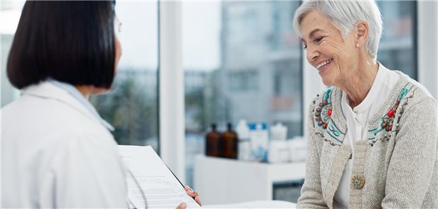 Ärztin und Patientin im Gespräch