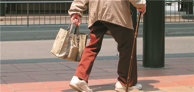 Bundesverband Managed Care rät zu verstärktem Einsatz digitaler Möglichkeiten bei DMP Ältere Frau mit Gehstock auf dem Bürgersteig