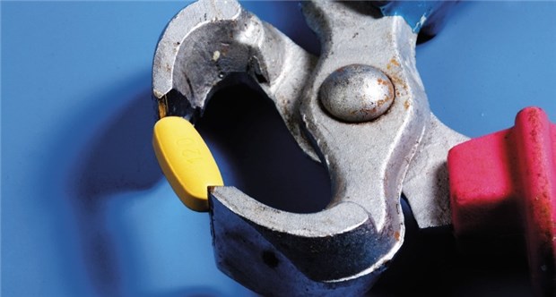 In die Zange genommen: Mittelständische Arzneimittelhersteller fürchten, vom Markt verdrängt zu werden.