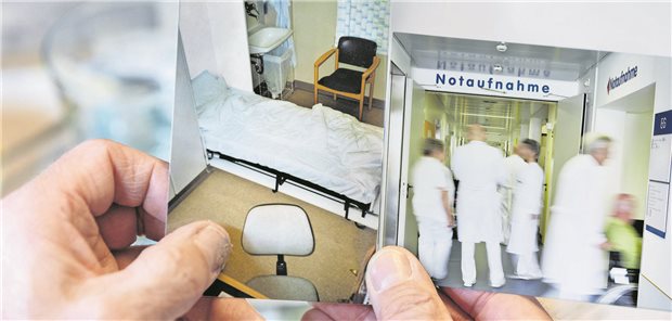 Ein Mensch hält ein früher aufgenommenes Bild des Klappbetts in seinen Händen.