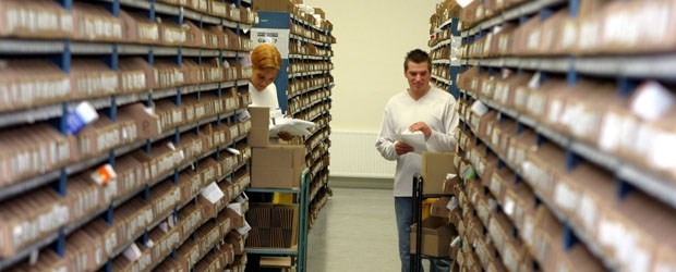 Soziale Netzwerke im Visier des Drogenhandels In diesen Regalen stehen nur Medikamente. Illegale Versandapotheken sollen zunehmend aber auch Drogen vertreiben.