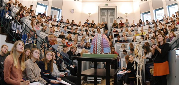 Medizinfakultäten: Mehr Studienplätze sind „unrealistisch“ In einem Anatomie-Hörsaal der Medizinischen Fakultät an der Martin-Luther-Universität Halle-Wittenberg verfolgen Medizin- und Zahnmedizinstudenten des ersten Studienjahres eine Vorlesung.