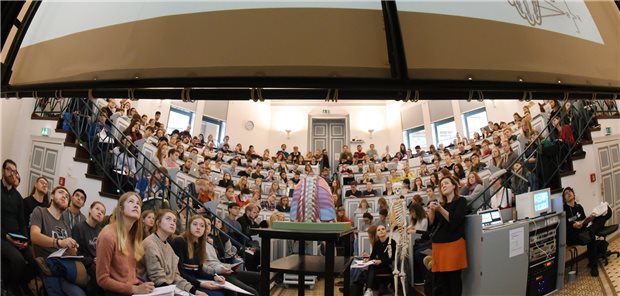 In einem Anatomie-Hörsaal der Medizinischen Fakultät an der Martin-Luther-Universität Halle-Wittenberg verfolgen Medizin- und Zahnmedizinstudenten des ersten Studienjahres eine Vorlesung.