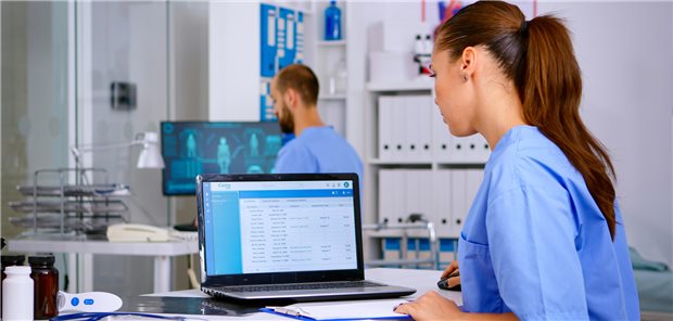 Physician Assistant vor einem Laptop