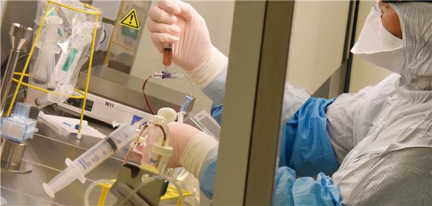 Gen- und Zelltherapien sollen Gesundheitswirtschaft boostern In einem Reinraum am Fraunhofer Institut für Zelltherapie und Immunologie arbeitet ein pharmazeuitisch-technischer Assistent an einer personalisierten Krebstherapie.